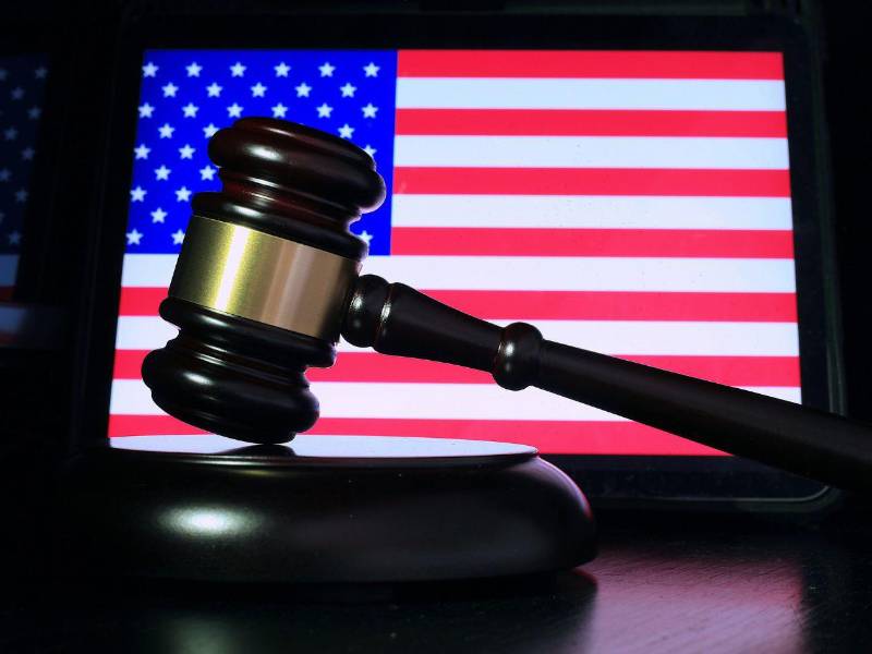 La ley federal de inmigración prohíbe que las personas deportadas regresen ilegalmente a Estados Unidos.