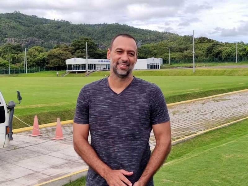 Fabio De Souza, ex jugador brasileño del Olimpia, estuvo en el entrenamiento del equipo merengue en el Centro de Alto Rendimiento.