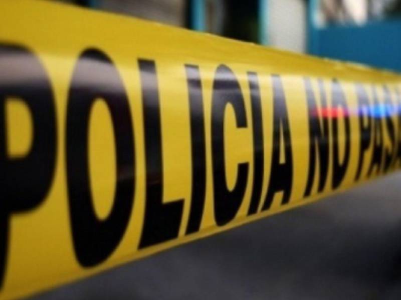 Agentes policiales llegaron hasta el lugar para iniciar las investigaciones correspondientes que permitan esclarecer el crimen.