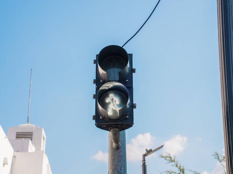 A través de monitoreo en tiempo real de los semáforos se busca agilizar la atención en accidentes viales, notificando incidentes y regulando el flujo vehicular.