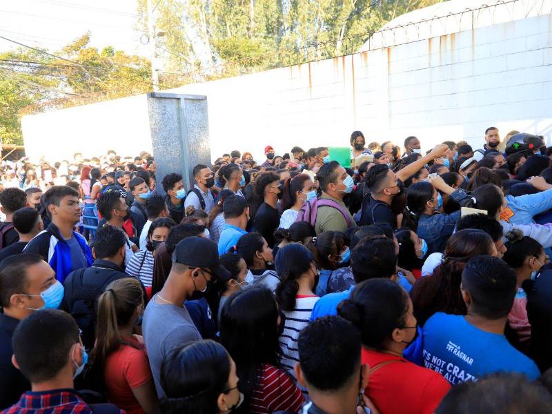 Se calcula que cada año, unas 150 mil personas se incorporan a la fuerza laboral del país, pero el sector formal solo tiene capacidad para absorber a la tercera parte de esa cifra.