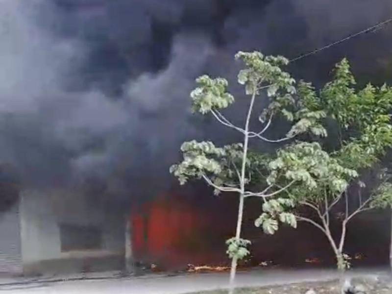Un incendio se registró este domingo 23 de agosto en una fábrica de camas de la colonia Villa Olímpica, en San Pedro Sula.
