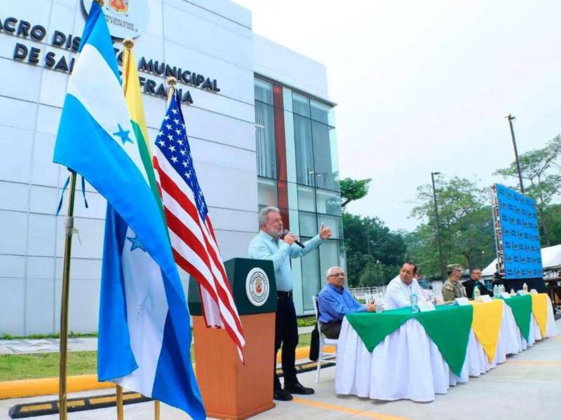 El alcalde Roberto Contreras durante la inauguración del macrodistrito de Cofradía en mayo del 2023, proyecto que aún no termina de pagarse.