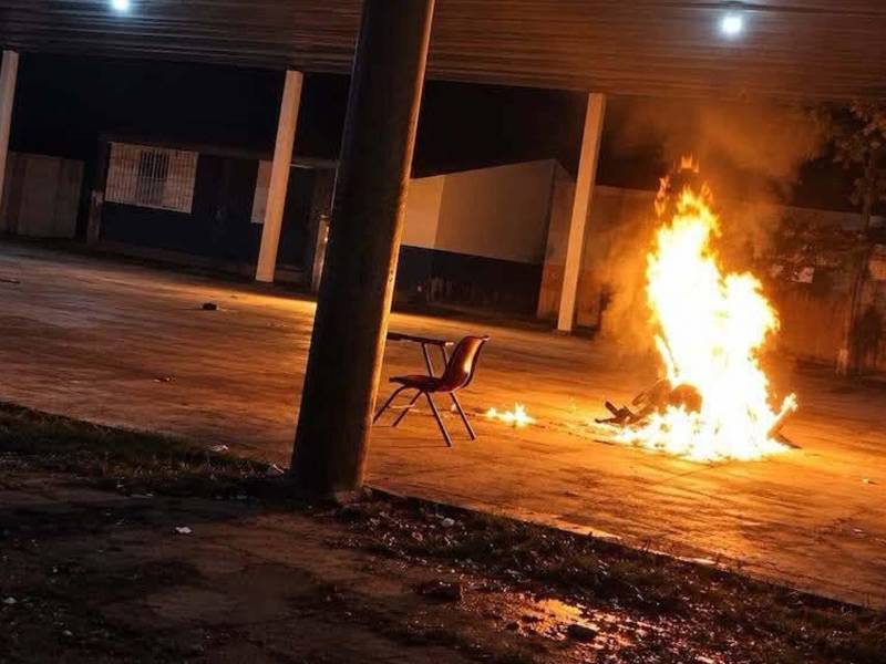 Una imagen difundida en redes sociales muestra el momento de la agresión contra la pareja señalada por pobladores de Las Tacitas, en Chiapas, de practicar supuesta brujería.