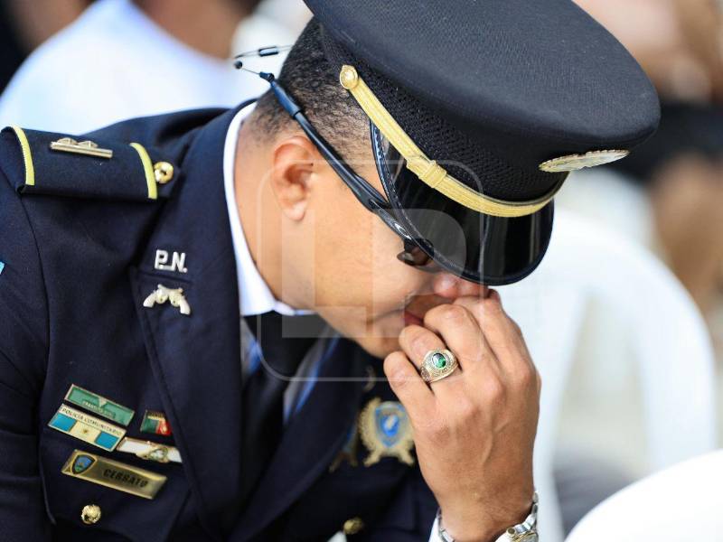 El inspector Víctor Cerrato rompió en llanto en el velatorio de Kevin Pérez.