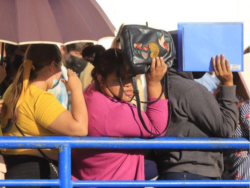 En Honduras, cerca de 2.3 a 2.5 millones de hondureños enfrentan dificultades laborales, lo que representa aproximadamente el 66.5% de la fuerza de trabajo.