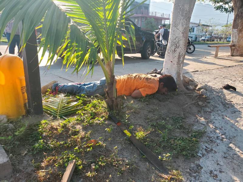 <b><span class=mln_uppercase_mln>asistencia.</span></b> La mujer y su agresor fueron llevados al hospital.