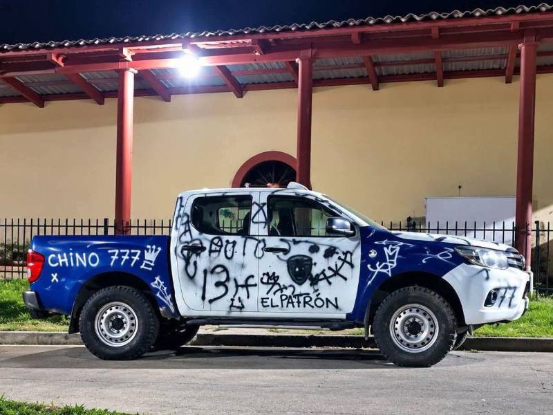 Vista del vehículo policial rayado en Opatoro, La Paz.