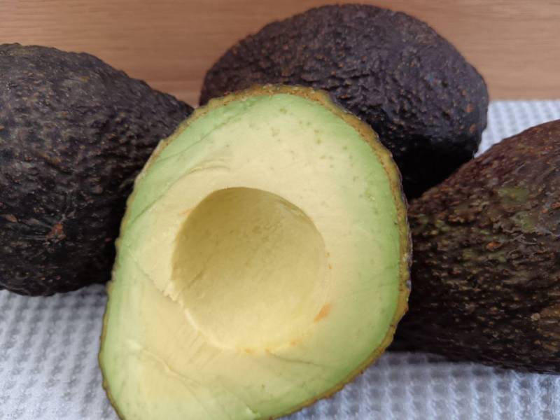 Dado a que Honduras no logra aumentar el área cultivada y producir más se ve en la necesidad de importar aguacates de Guatemala y México para cubrir la demanda nacional.