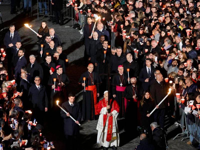 El papa León XIV preside la 'Vía Crucis', la procesión con antorchas del 'Camino de la Cruz'.
