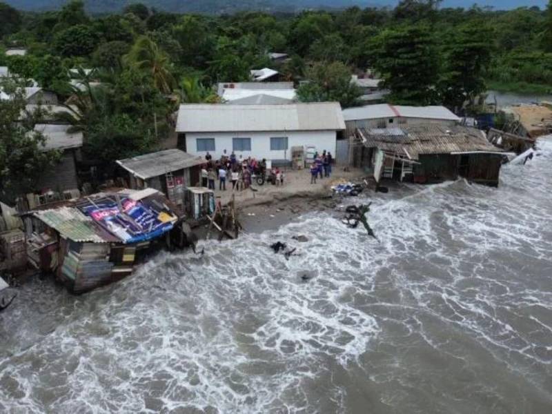 La fuerza del mar no da tregua en la colonia Dios con Nosotros, donde el colapso de tres viviendas en los últimos días elevó a más de 20 las casas destruidas por la erosión costera en el último año.