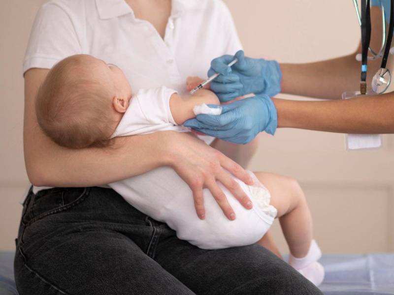 Una madre acude a un centro de salud para completar el esquema de vacunación de su hijo en una imagen de referencia.