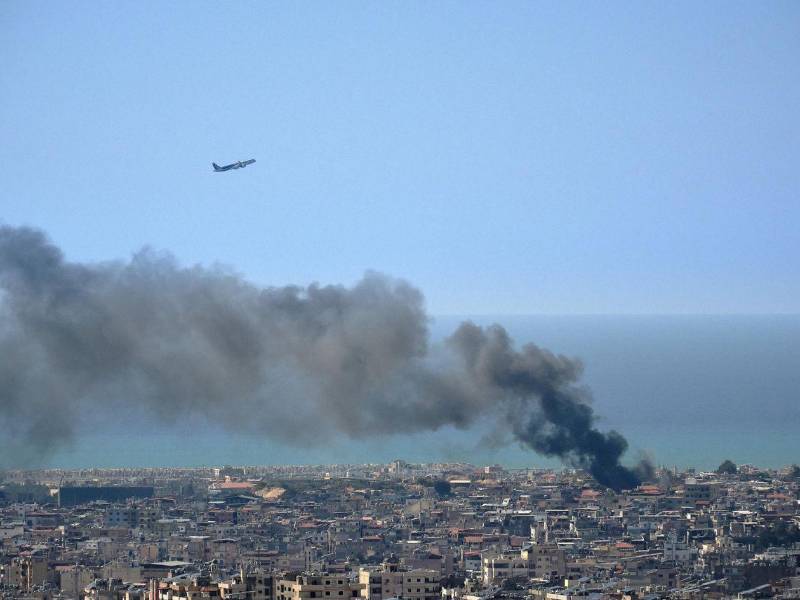 Un avión sobrevuela Beirut durante el inicio de la ofensiva aérea por parte de Israel en los suburbios delsur de la ciudad.