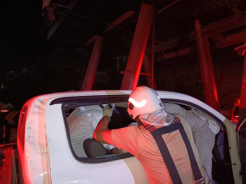 Rescatistas intentaron salvar la vida del conductor, pero ya había fallecido.