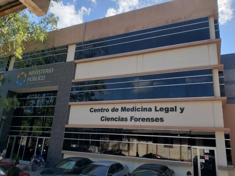 El cuerpo de Elvin Martínez fue ingresado la madrugada de este lunes a la morgue del Ministerio Público y horas después fue entregado a sus familiares.