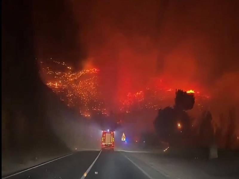 Un incendio en la costa adriática de Croacia provocó la muerte de una persona y la hospitalización de otras catorce este viernes, mientras ardió buena parte del continente europeo con focos repartidos en España, el Reino Unido, Francia, Alemania y Grecia. Imagen de redes sociales.