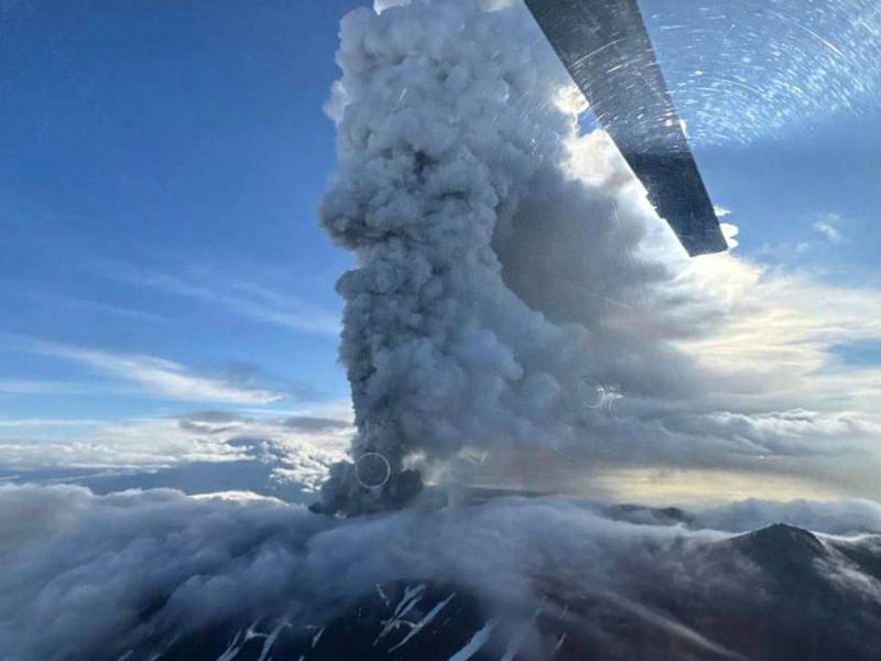 El volcán Krashenínikov despertó tras el potente terremoto que estremeció la península rusa el pasado miércoles.