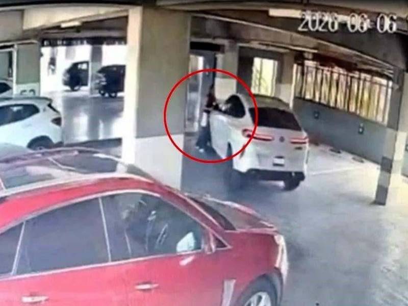El video muestra el momento en que la víctima es embestida por una camioneta BMW dentro del estacionamiento del complejo habitacional, pasando el vehículo sobre su cuerpo.