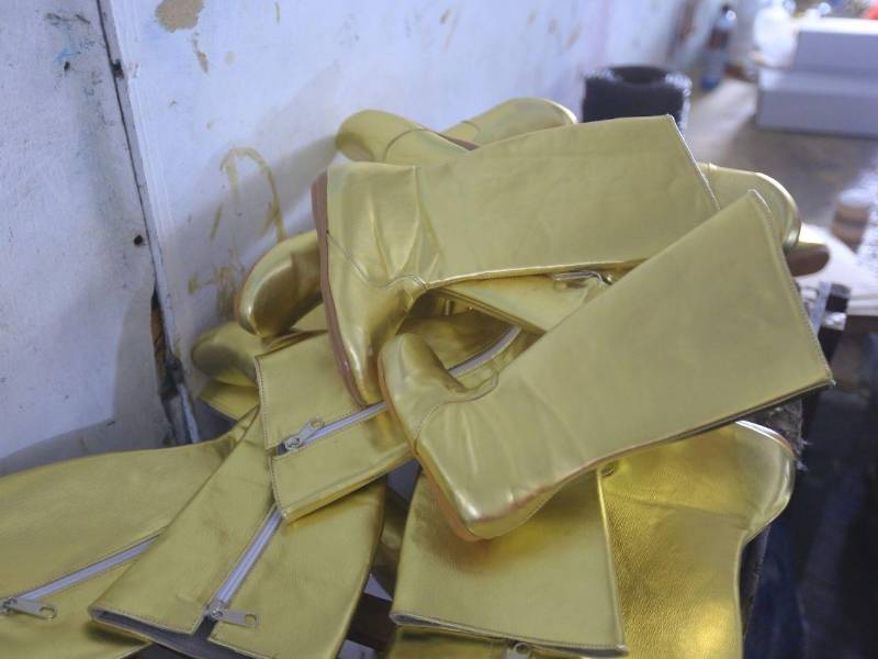 Los artesanos tienen encargados alrededor de 200 pares de botas, aunque reconocen que la demanda es menor en comparación con otros años.
