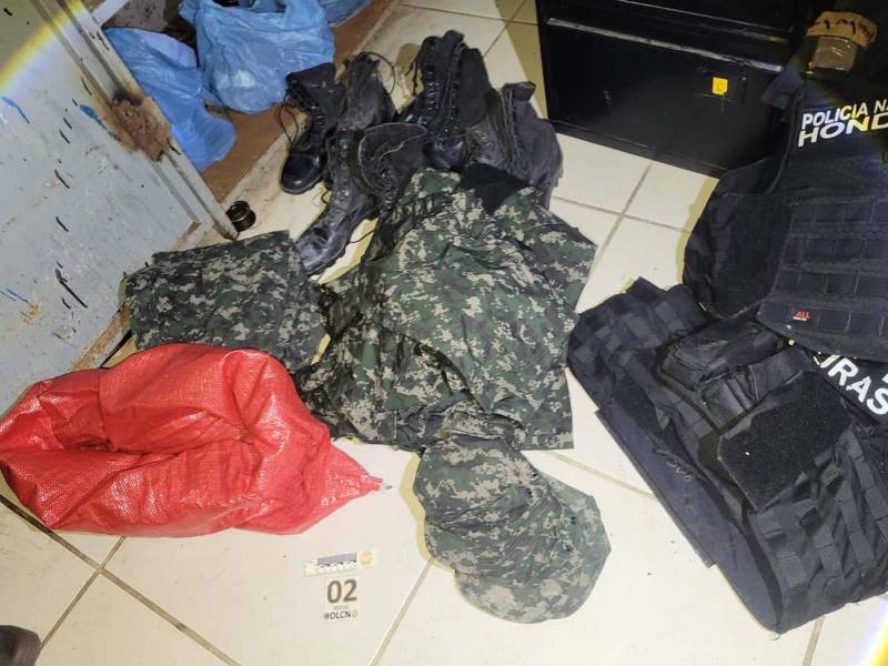 Parte de la indumentaria decomisada en la vivienda, donde también había droga.