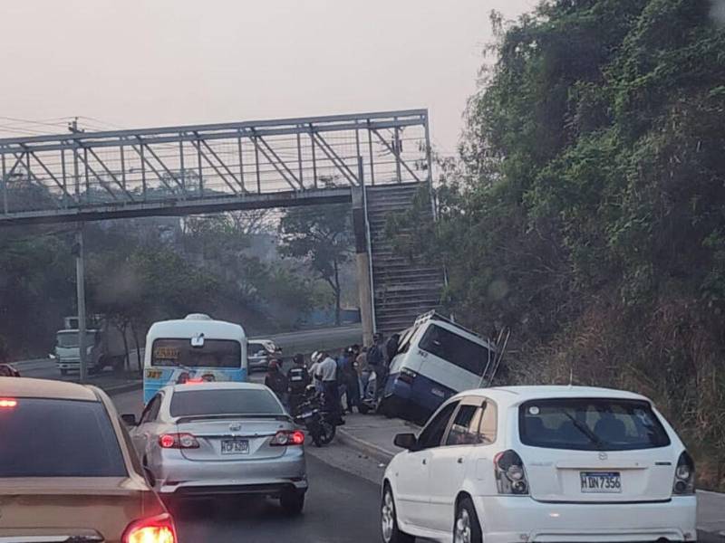 Unidad de transporte que chocó contra el puente peatonal.