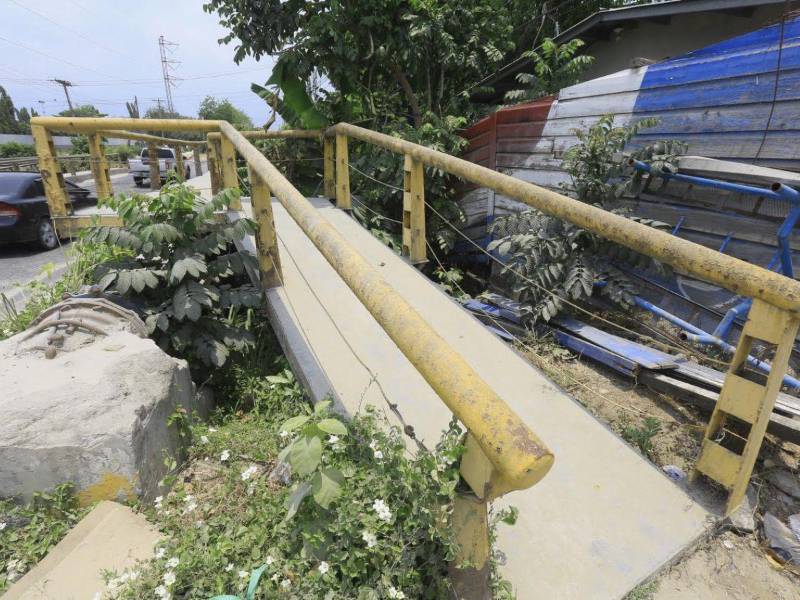 Así se observa el paso peatonal del puente El Barón lo que representa un riesgo para lo que caminan a diario por esa zona.