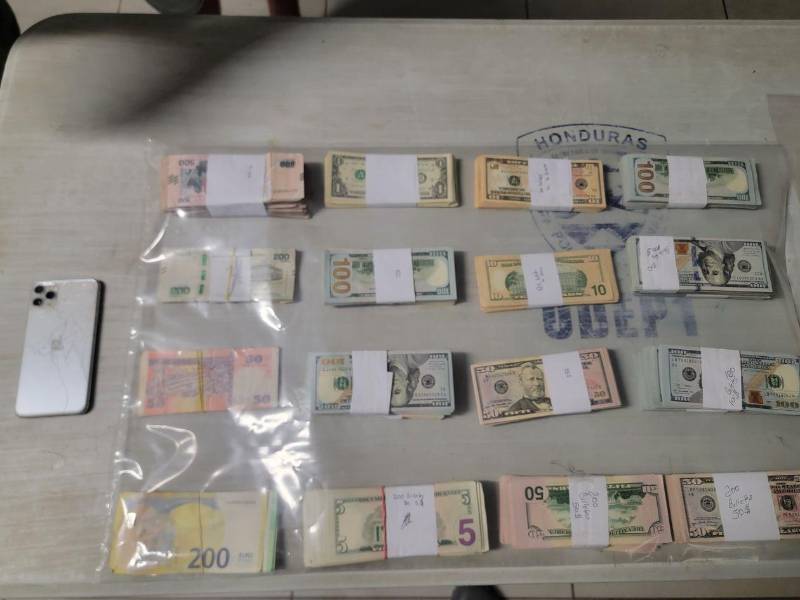 Dinero decomisado a canadiense y hondureña en la ciudad de La Ceiba.