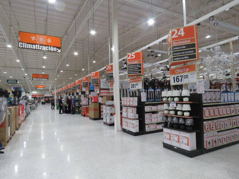 Amplios pasillos y departamentos especializados distinguen la sucursal número 19 de La Mundial.