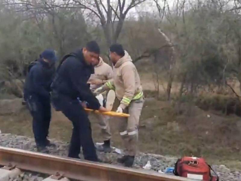 Socorristas trasladan al hondureño Edison Herrera a un hospital tras perder una de sus extremidades.