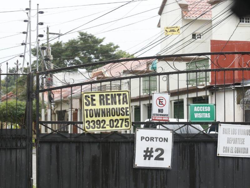 En Honduras existe un importante déficit de viviendas y locales comerciales para alquiler. Los pocos disponibles tienen precios “por las nubes” y se cobran en dólares, pese a que la moneda oficial es el lempira. Hasta ahora, el Congreso Nacional no ha logrado regular esta situación mediante una ley.