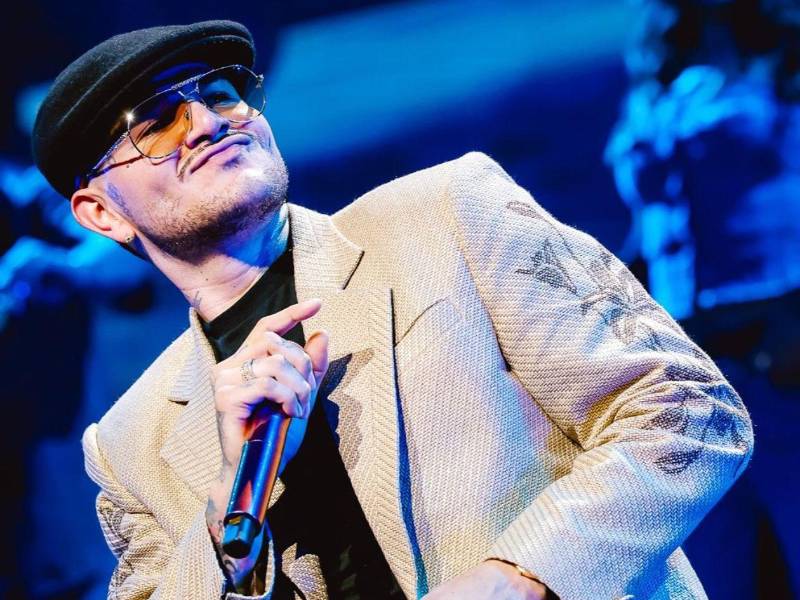 Juan David Loaiza Sepúlveda, mejor conocido como Kapo, es el artista urbano colombiano que ha conquistado audiencias internacionales gracias a su estilo fresco y ritmos pegajosos. Nacido en El Cabuyal, Valle del Cauca, desde niño mostraba su talento cantando en tiendas y parqueaderos de camioneros a cambio de monedas.