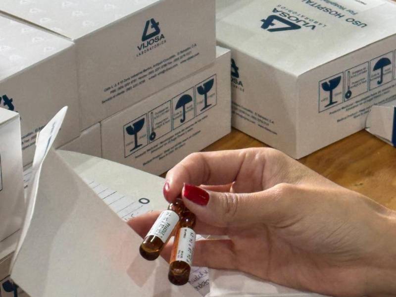 Personal del IHSS muestra algunos de los medicamentos adquiridos recientemente.