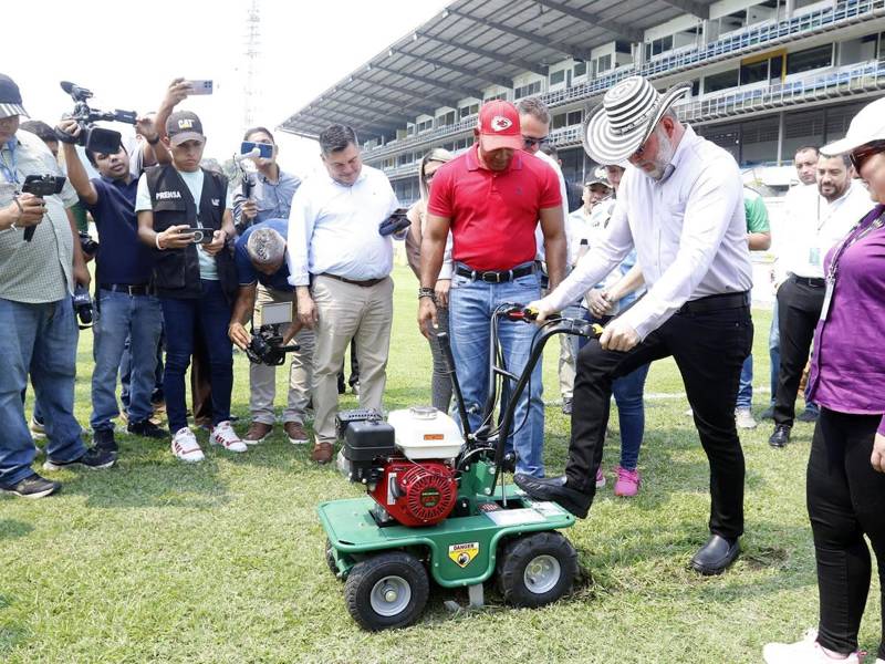 El alcalde de San Pedro Sula, Roberto Contreras, y el comisionado de Condepor, Mario Moncada, participaron del evento para dar por iniciado el cambio del césped del estadio Morazán.