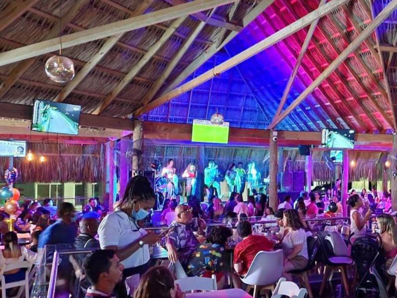 La Palapa era punto de encuentro de turistas que visitaban La Ceiba, casi siempre pasaba lleno de personas que llegaban a compartir en familia y amigos con música en vivo.
