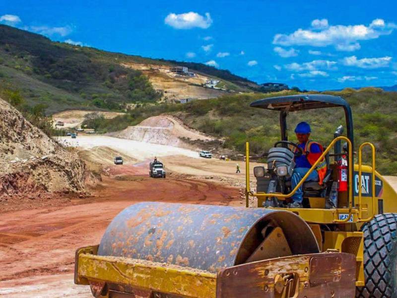 Actualmente existen más de 200 puentes que requieren diferentes niveles de intervención, por lo que se ha priorizado la construcción de estructuras permanentes en lugar de continuar utilizando puentes Bailey como soluciones definitivas.