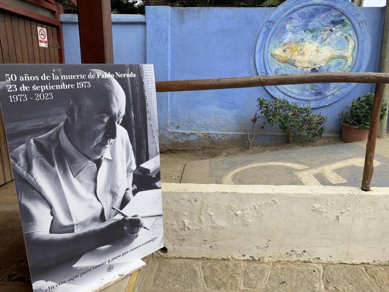 Fotografía donde se ve una imagen de Pablo Neruda en la entrada de su casa hoy, en Isla Negra (Chile). La figura literaria y política de Pablo Neruda concita aplausos sin apenas discusión en todo el mundo, pese a que su vida personal esconde algunas controvertidas sombras que han abierto un proceso de revisión en algunos sectores de su país, en particular entre las mujeres y los más jóvenes.