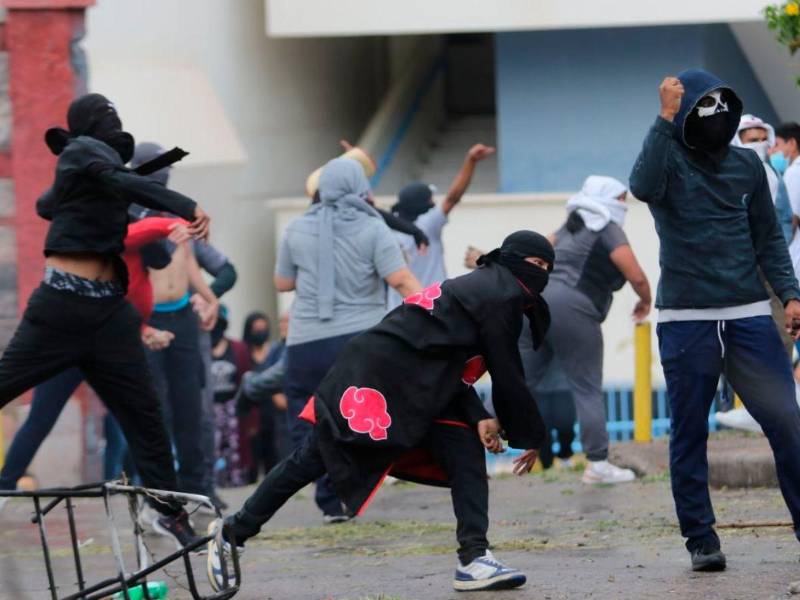 Decenas de estudiantes de la carrera de Radiología de la Universidad Nacional Autónoma de Honduras salieron a protestar este lunes al bulevar Suyapa en Tegucigalpa exigiendo un diálogo con el secretario de salud, José Manuel Matheu.