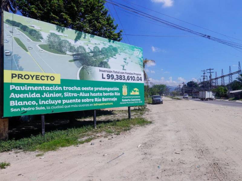 Esta es la trocha que pavimentaría la alcaldía y cuyo proyecto canceló para redirigir los fondos hoy los vecinos exigen retomarlo. El rótulo quedó en el sitio pero la obra no se ejecutó.