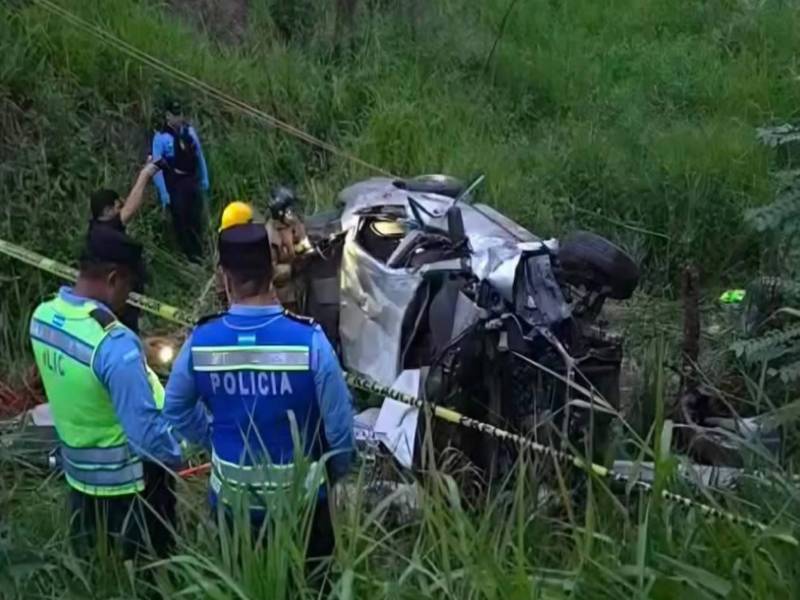 Hasta el momento se desconocen las causas exactas que originaron el accidente. Agente de la Policía Nacional en el lugar de los hechos. Fotografía de redes sociales.
