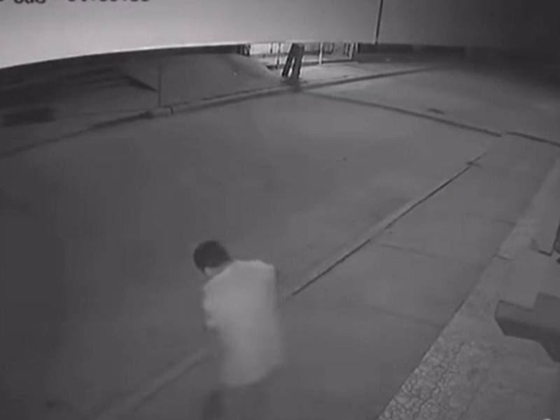 En el video se muestra a Santos Antonio González barriendo la acera cuando, inesperadamente, apareció un carro y lo atropelló.