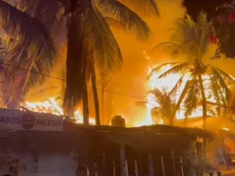 Un fuerte<b> incendio </b>registrado este viernes en la zona turística de Punta Zicatela, en Puerto Escondido, estado de Oaxaca (sur de México).