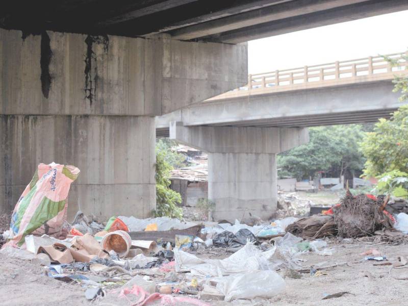 Las autoridades piden no tirar basura en los cauces de los ríos.