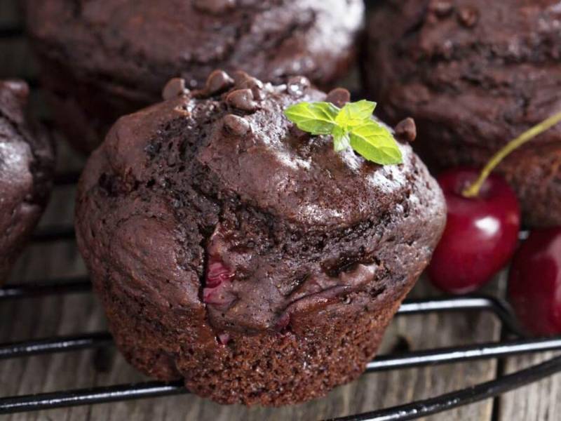Estos muffins son ideales para cualquier momento del día. Puedes disfrutarlos como parte del desayuno, acompañados de fruta fresca o yogurt, o llevarlos como snack en la lonchera.