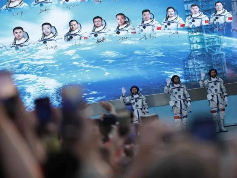 Los astronautas de la misión espacial Shenzhou-23 durante la ceremonia de despedida en el Centro de Lanzamiento de Satélites de Jiuquan, China.