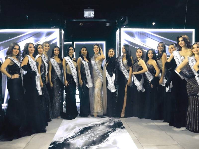 Las nuevas aspirantes del certamen posaron junto a Alejandra Fuentes, actual reina.