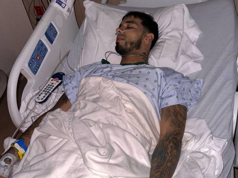 El cantante Anuel AA tras su operación.