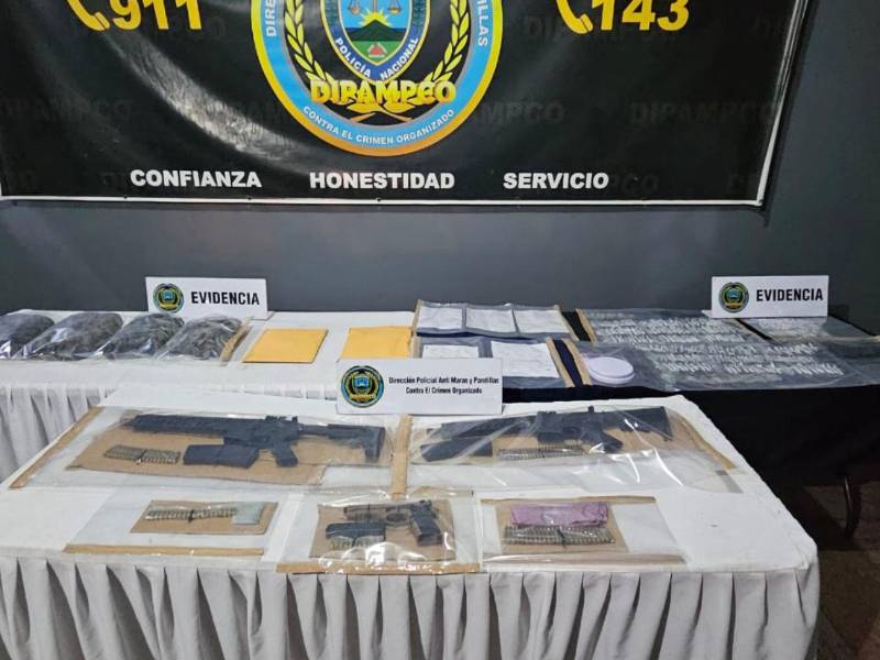 Las armas y la droga decomisada por la Policía a los detenidos.