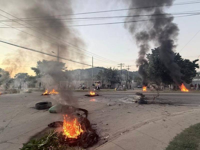 Los vecinos salieron a quemar llantas a uno de los bulevares transitados que sirve como vía alterna en el este de San Pedro Sula.