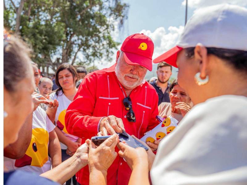 El alcalde Roberto Contreras realizó el anuncio de los nuevos proyectos en un recorrido realizado cuando habilitaron el proyecto de pavimentación Infop-Palos Verdes.