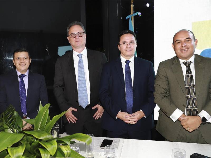 Ejecutivos de Cemento Ultracem: Pablo Ortega, Julián Vásquez, Cesar Agurcia junto a un importante aliado, Cesar Bran presidente de la CHICO.